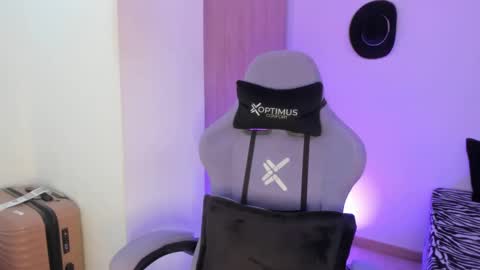 juli_santos_22 online show from February 2025 08:44:02 PM