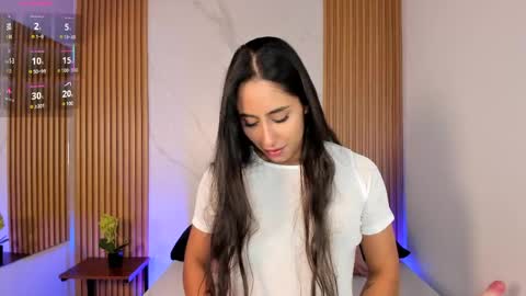 J U L IA   M A R T I N E Z online show from April 2026 11:37:02 AM