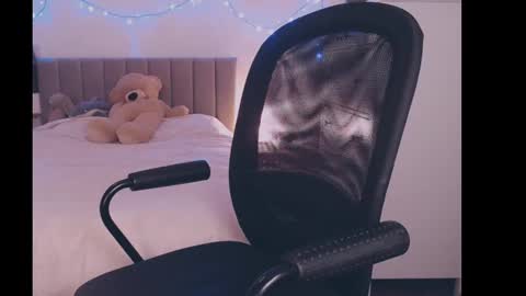 julialiones online show from January 2025 08:29:01 PM