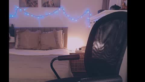 julialiones online show from February 2025 05:46:01 PM