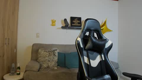 julian_wallace online show from November 2025 02:31:02 PM