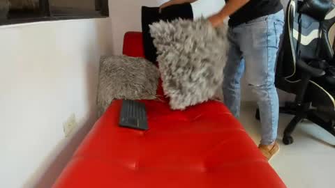 julian_wallace online show from April 2026 07:14:01 PM