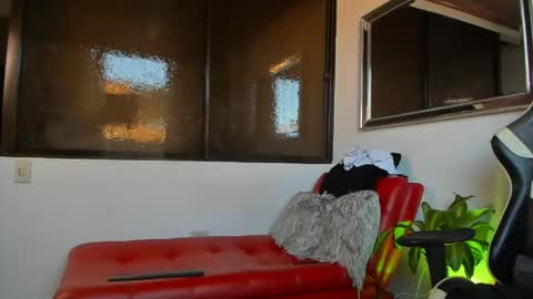 julian_wallace online show from May 2026 10:18:02 PM