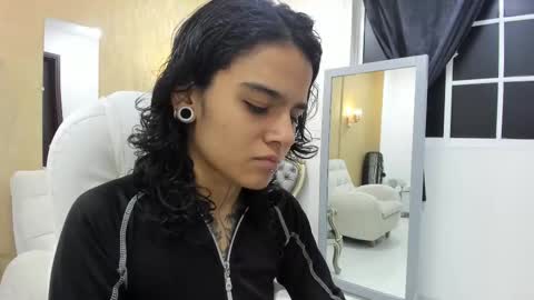 julianne_7 online show from December 2025 12:35:02 PM