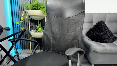 Julian online show from December 2024 05:40:02 PM