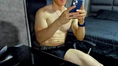 Julian online show from October 2025 10:55:02 PM