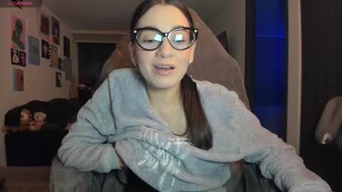 Snapshot of julidavila chatting on September 2025 02:00:02 AM Jeimy Help me to reach 100 thumbs up online show from September 2025 02:00:02 AM