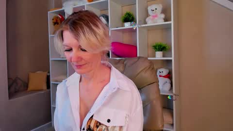 Julie Lucasss online show from March 2026 08:33:02 AM