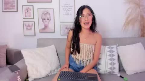 Snapshot of juliee_ross chatting on June 2026 01:37:01 PM juliee_ross online show from June 2026 01:37:01 PM