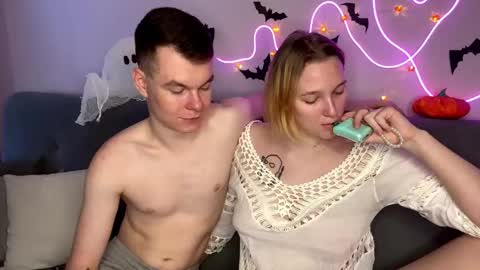 Julie and Thomas online show from October 2025 08:04:02 AM