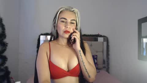 Snapshot of julieta__fox_ chatting on December 2024 03:54:02 AM julieta__fox_ online show from December 2024 03:54:02 AM