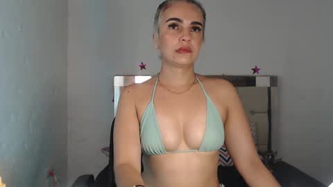 Snapshot of julieta__fox_ chatting on January 2025 07:00:02 AM julieta__fox_ online show from January 2025 07:00:02 AM