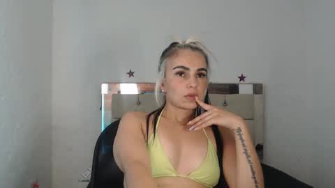 Snapshot of julieta__fox_ chatting on January 2025 09:35:01 AM julieta__fox_ online show from January 2025 09:35:01 AM