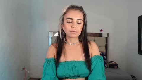 Snapshot of julieta__fox_ chatting on February 2025 03:06:02 AM julieta__fox_ online show from February 2025 03:06:02 AM