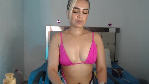 Snapshot of julieta__fox_ chatting on February 2025 11:04:01 PM julieta__fox_ online show from February 2025 11:04:01 PM