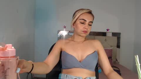Snapshot of julieta__fox_ chatting on March 2025 05:38:02 AM julieta__fox_ online show from March 2025 05:38:02 AM