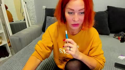 jullia_moor online show from December 2025 01:00:01 AM