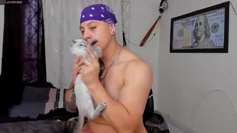 Snapshot of kaledd_musclee chatting on December 2024 10:06:01 PM Kaledd musclees room Master online show from December 2024 10:06:01 PM