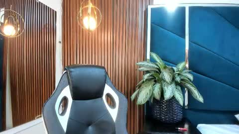 karinasanchezz online show from October 2025 12:06:01 PM