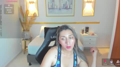 karlyy_ online show from December 2025 07:10:01 PM