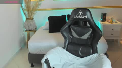 karlyy_ online show from December 2025 07:11:01 PM