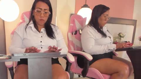 karolwest_ online show from December 2025 12:21:02 PM