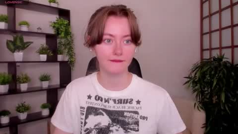 Snapshot of kate_cuddle chatting on July 2026 02:37:02 AM Kate online show from July 2026 02:37:02 AM