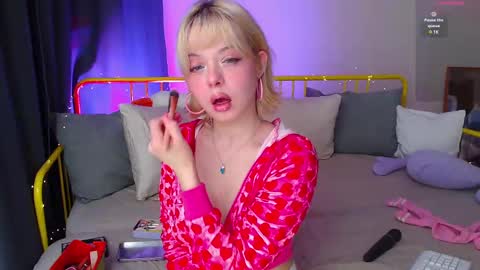 Snapshot of katie_deville chatting on March 2025 03:31:01 PM Katie Deville online show from March 2025 03:31:01 PM