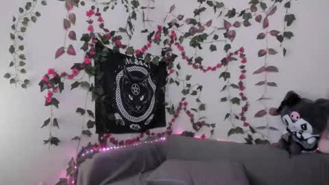 Mia online show from October 2025 07:06:02 AM