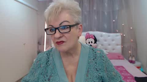 kaylesmoll online show from November 2025 07:43:01 PM