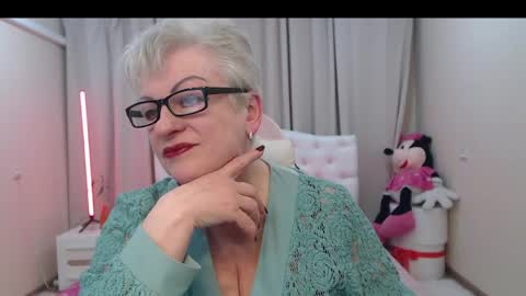 kaylesmoll online show from April 2026 07:06:02 PM