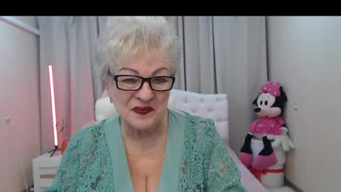 kaylesmoll online show from April 2026 07:06:01 PM