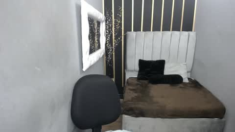  K E I Z Y  online show from December 2024 12:12:01 PM