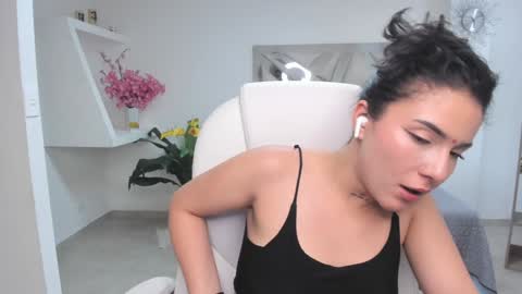 Snapshot of kendaall_jenner chatting on February 2025 08:18:02 AM Kendall Jenner online show from February 2025 08:18:02 AM