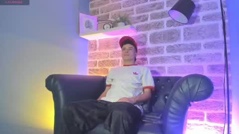 Snapshot of kevinn_blue chatting on November 2025 09:42:02 PM Sexy Hot Kevin online show from November 2025 09:42:02 PM
