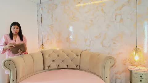 Khloe online show from November 2025 04:57:01 AM