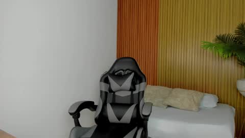 K I A R A  online show from October 2025 12:48:02 PM