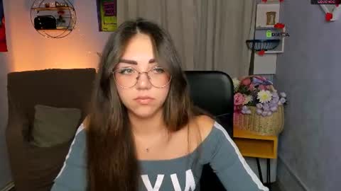 Snapshot of kiki_swan chatting on June 2026 07:18:02 PM kiki_swan online show from June 2026 07:18:02 PM