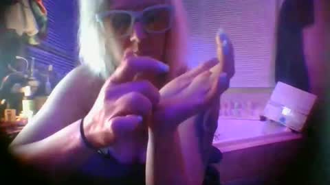 kikilovespartylights online show from May 2026 12:01:01 PM