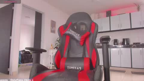 KIM QUEENS online show from February 2025 04:26:01 PM