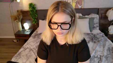 Snapshot of kimevanss chatting on May 2026 05:47:02 AM KimEvanss online show from May 2026 05:47:02 AM