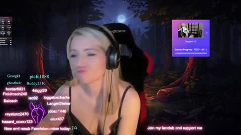 Snapshot of kimilee22 chatting on December 2024 10:09:02 PM Wolfs Girl online show from December 2024 10:09:02 PM