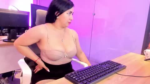 Camila online show from November 2025 01:13:02 PM