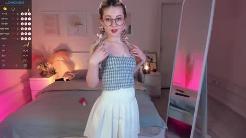 Snapshot of kimmie_shine chatting on January 2025 05:30:01 PM Your Kimmie follow me online show from January 2025 05:30:01 PM