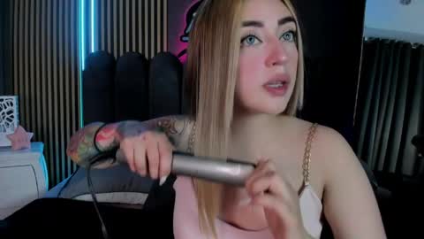 Snapshot of kinkydoll_ chatting on May 2026 11:22:02 PM Sara online show from May 2026 11:22:02 PM