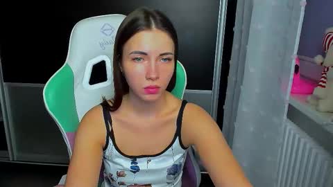 Kira  online show from January 2026 07:27:02 PM