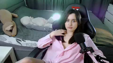 Snapshot of kira_yammy chatting on February 2025 01:45:02 AM Kira follow me online show from February 2025 01:45:02 AM