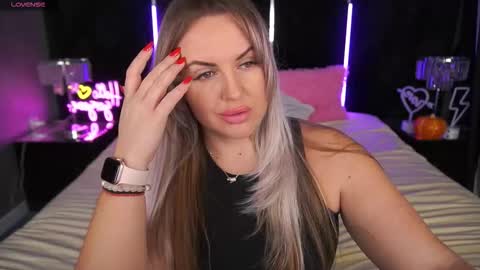 Kira online show from November 2025 08:58:02 PM