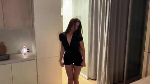 Kira online show from September 2025 05:02:02 PM