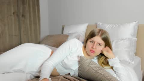 Kira online show from November 2025 07:27:01 PM